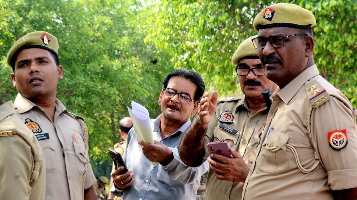 <div class="paragraphs"><p>Naseem Haider, lawyer of the gangster-turned-politician Mukhtar Ansari, shows documents relating to Ansari's post-mortem to the police, at the Rani Durga Medical College in Banda on Friday, March 29, 2024.</p></div>