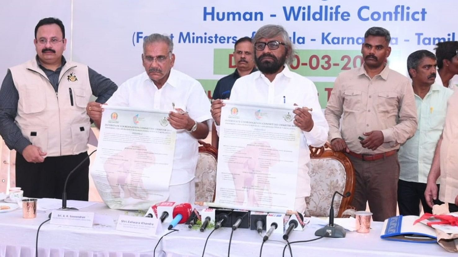 <div class="paragraphs"><p>Karnataka Forest Minister Eshwar Khandre and his Kerala counterpart&nbsp;A K Saseendran release a charter on conflict mitigation, during a tripartite meeting at Bandipur in Chamarajanagar district on Sunday. </p></div>