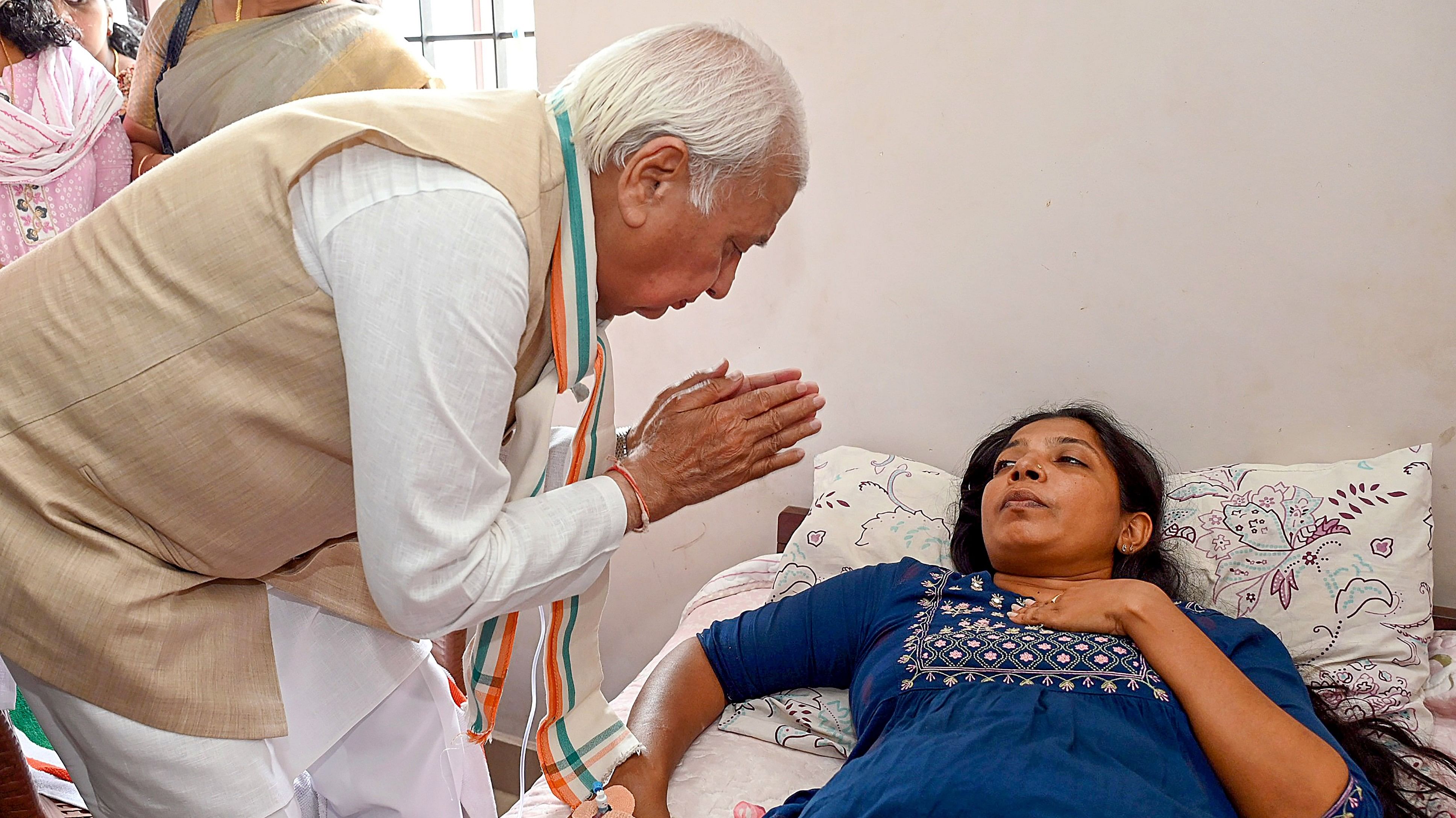 <div class="paragraphs"><p>Kerala Governor Arif Mohammad Khan offers his condolences to the mother of 20-year-old Siddharthan, a student of the Kerala Veterinary and Animal Sciences University who was found hanging in his hostel bathroom recently, in Thiruvananthapuram.</p></div>