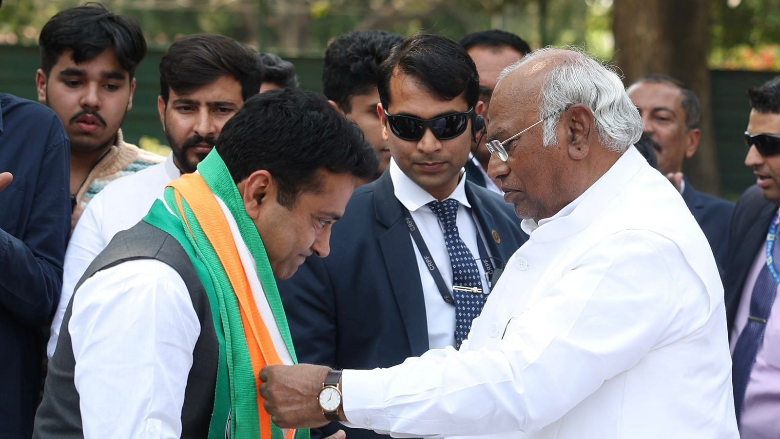 <div class="paragraphs"><p>Congress President Mallikarjun Kharge welcomes Rahul Kaswan into the party fold.</p></div>