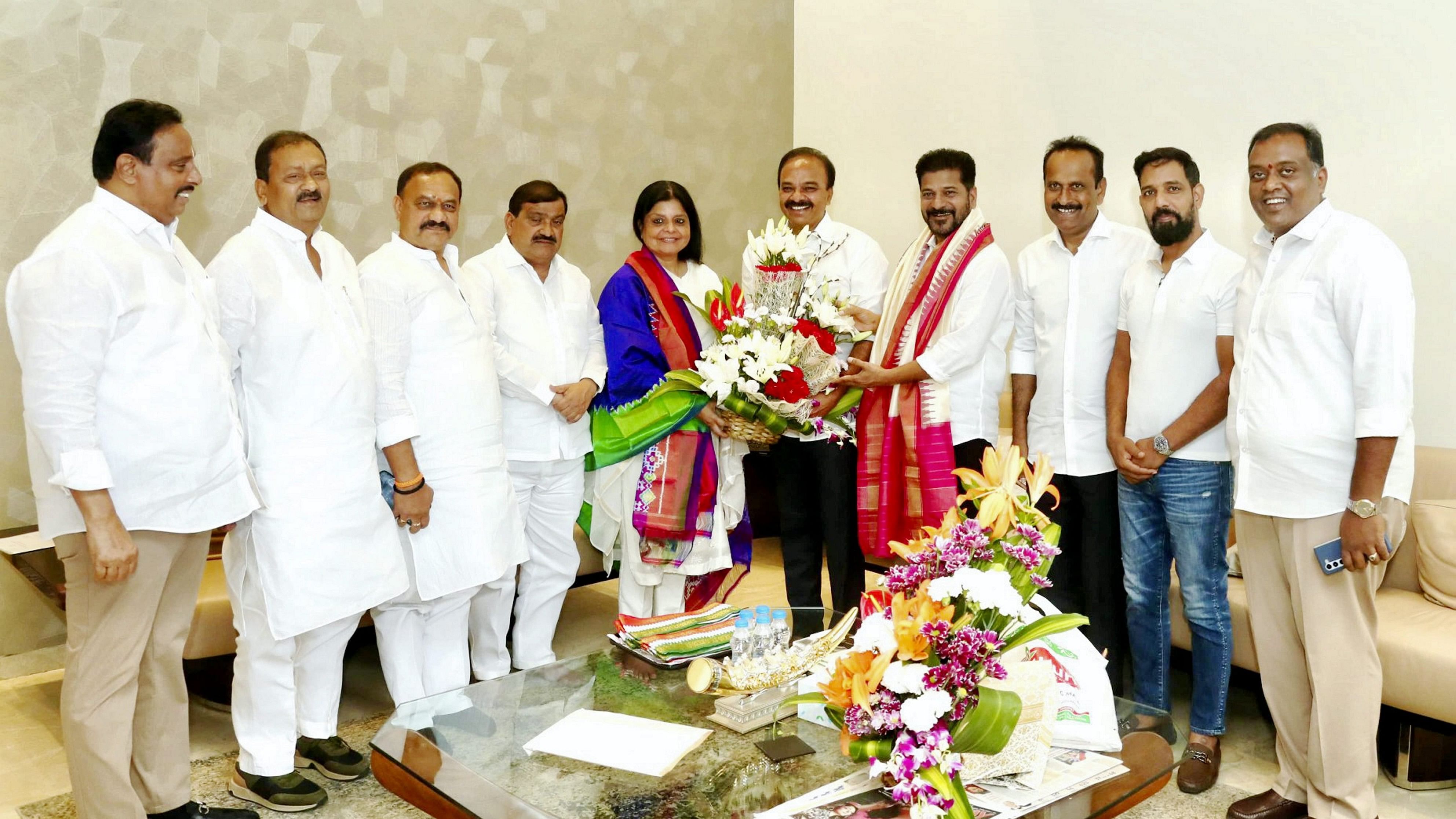 <div class="paragraphs"><p>Former Bharat Rashtra Samiti (BRS) leader Ranjith Reddy joins the Congress party in the presence of Telangana Chief Minister Revanth Reddy and AICC Telangana in-charge Deepadas Munshi, in Hyderabad, Sunday, March 17, 2024.</p></div>