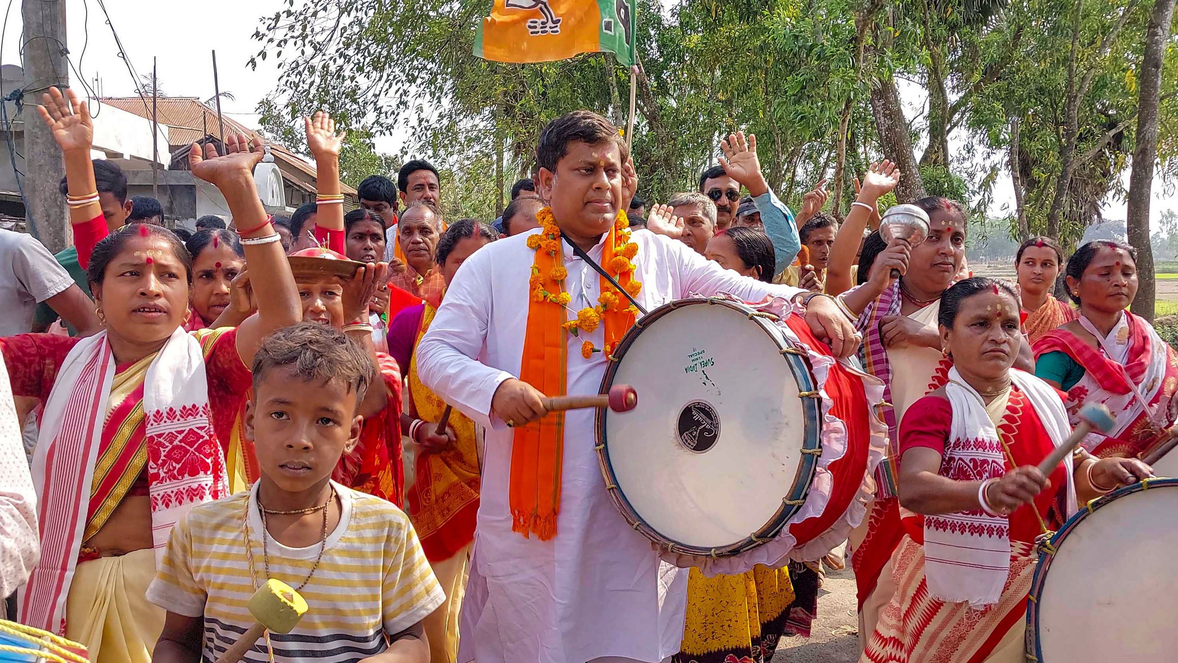 <div class="paragraphs"><p>Balurghat: West Bengal BJP President and party's candidate Sukanta Majumdar plays a drum during his door-to-door campaign for the Lok Sabha elections, at Balurghat in South Dinajpur district, Saturday, March 16, 2024. </p></div>