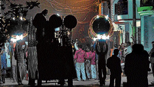 <div class="paragraphs"><p> Representative image of a wedding procession.</p></div>