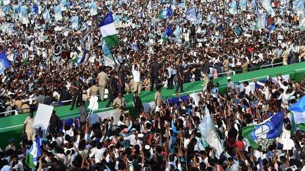 <div class="paragraphs"><p> Crowd of supporters at Andhra Pradesh Chief Minister and YSRCP president Jagan Mohan Reddy's rally.</p></div>