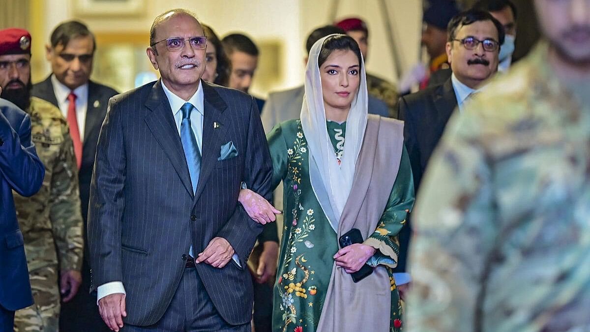 <div class="paragraphs"><p>Pakistan President Asif Ali Zardari with daughter Asifa Bhutto.</p></div>