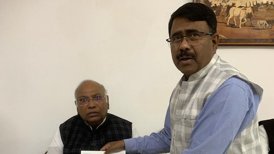 <div class="paragraphs"><p>Assam MP Abdul Khaleque with party president Mallikaarjun Kharge in New Delhi.</p></div>