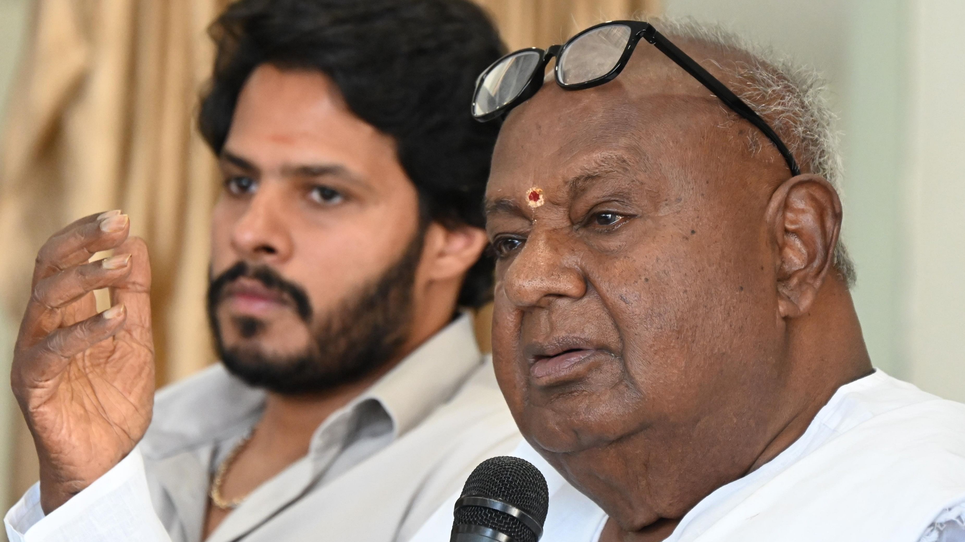 <div class="paragraphs"><p>Former PM H D Deve Gowda addresses a press meet in Bengaluru on Tuesday. Youth Janata Dal state president Nikhil Kumaraswamy is also seen. </p></div>