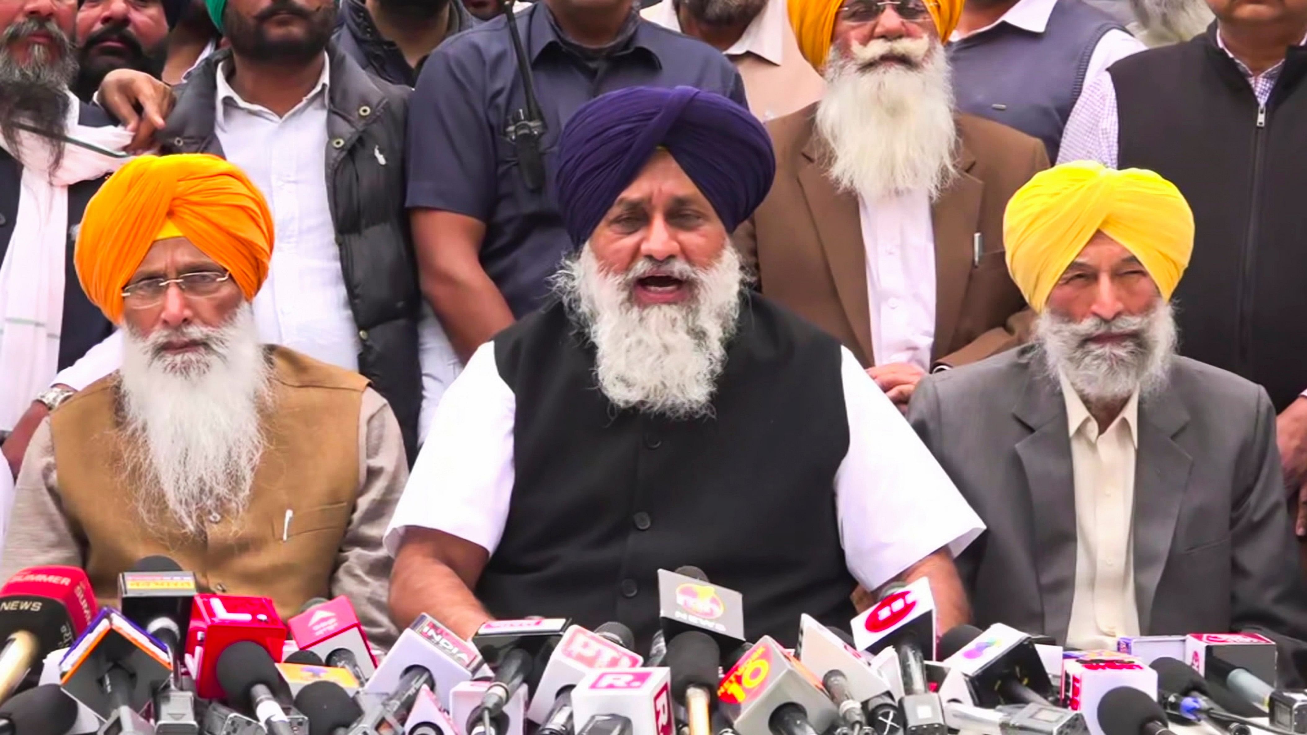 <div class="paragraphs"><p>Shiromani Akali Dal chief Sukhbir Singh Badal with Shiromani Akali Dal (Sanyukt) chief Sukhdev Singh Dhindsa addresses a press conference, in Chandigarh, Tuesday, March 5, 2024. </p></div>