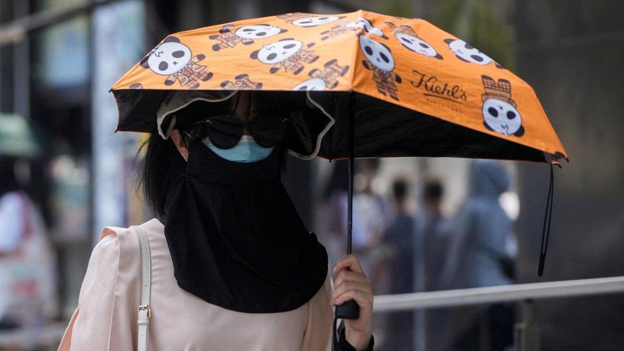 <div class="paragraphs"><p>A woman wears a clothing that protect her from the sun.</p></div>