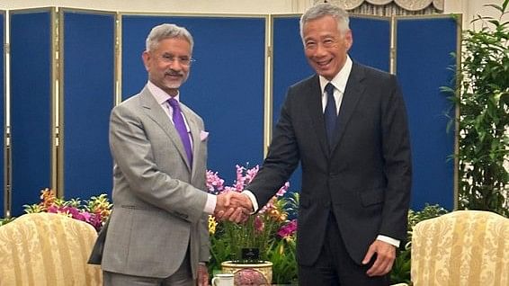 <div class="paragraphs"><p>External Affairs Minister S Jaishankar (L) and&nbsp;Singapore Prime Minister Lee Hsien Loong (R).</p></div>