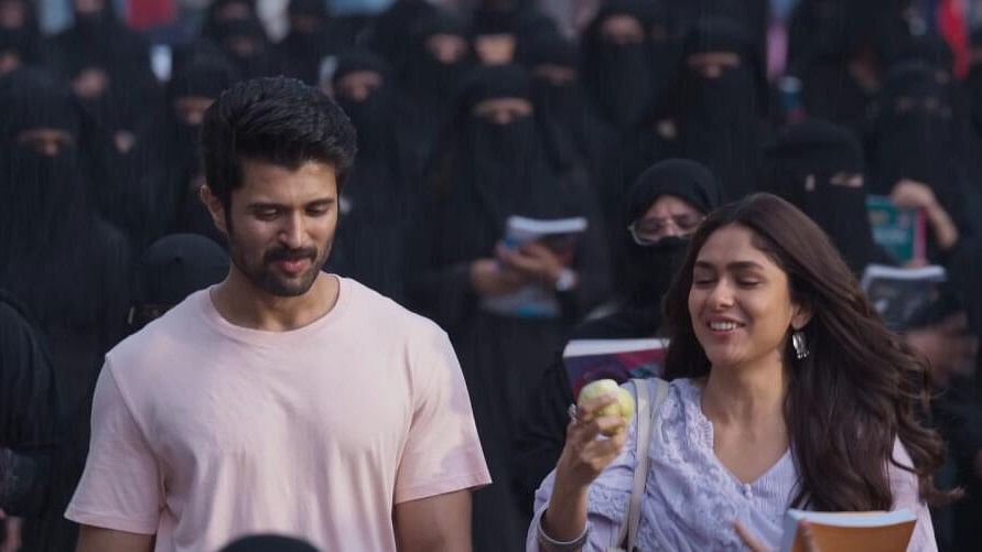 <div class="paragraphs"><p>Vijay Deverakonda and Mrunal Thakur in 'Family Star'.</p></div>