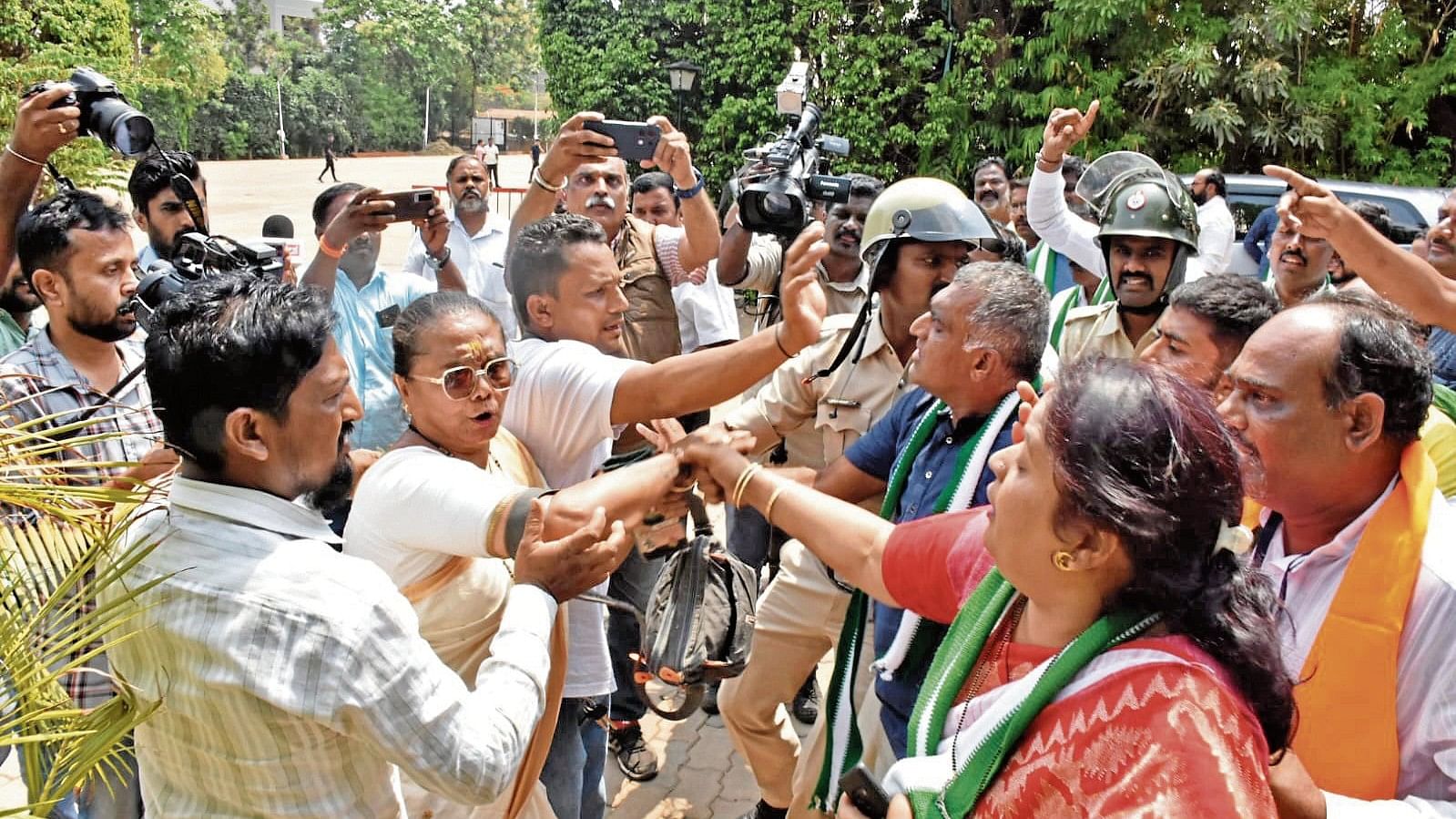 <div class="paragraphs"><p>The Congress and JD(S) workers clash during a protest in Hubballi on Tuesday.</p></div>