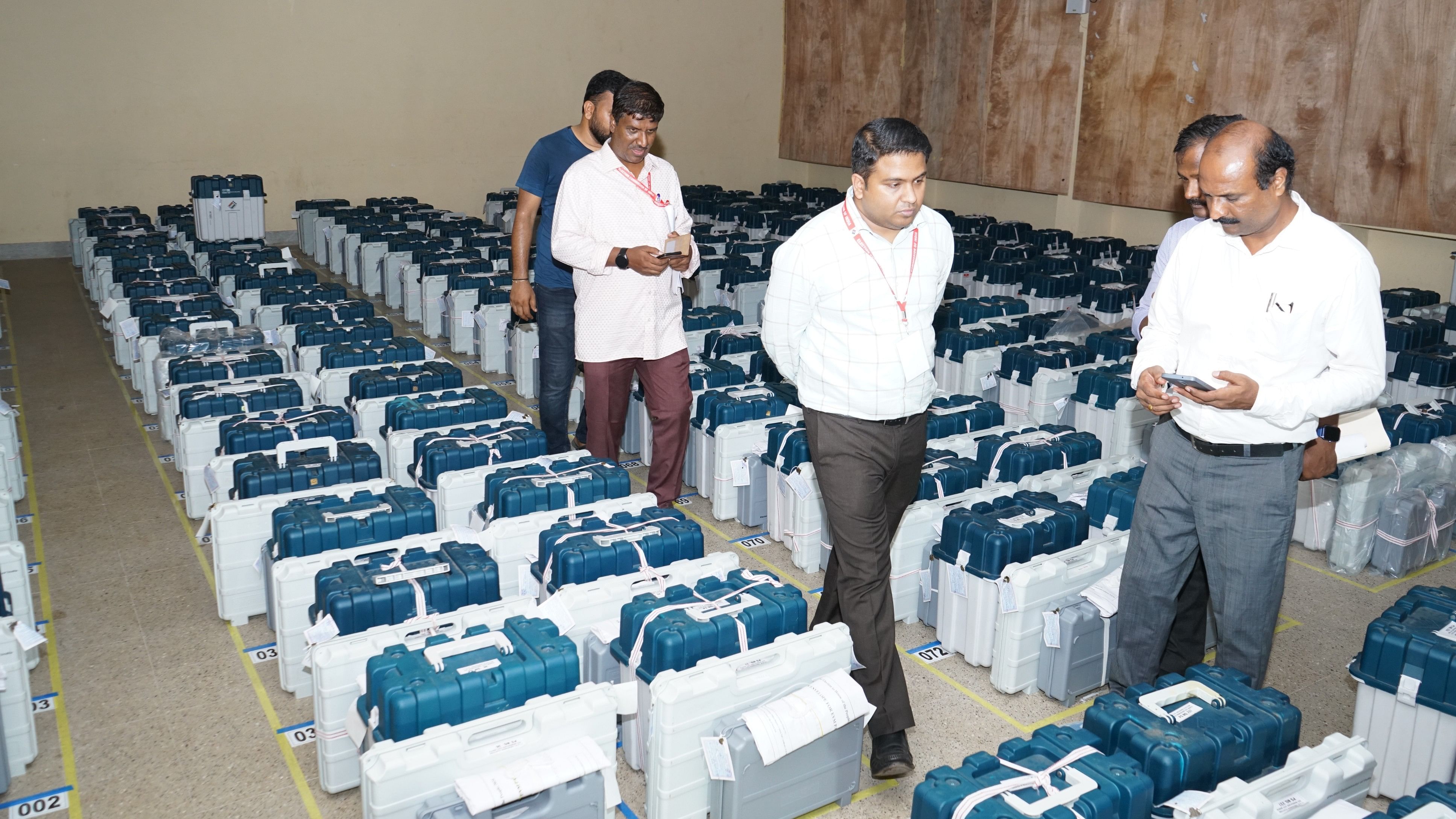 <div class="paragraphs"><p>District Election Officer and Deputy Commissioner Mullai Muhilan MP inspects the strongroom at National Institute of Technology Karnataka (NITK) in Surathkal. </p></div>