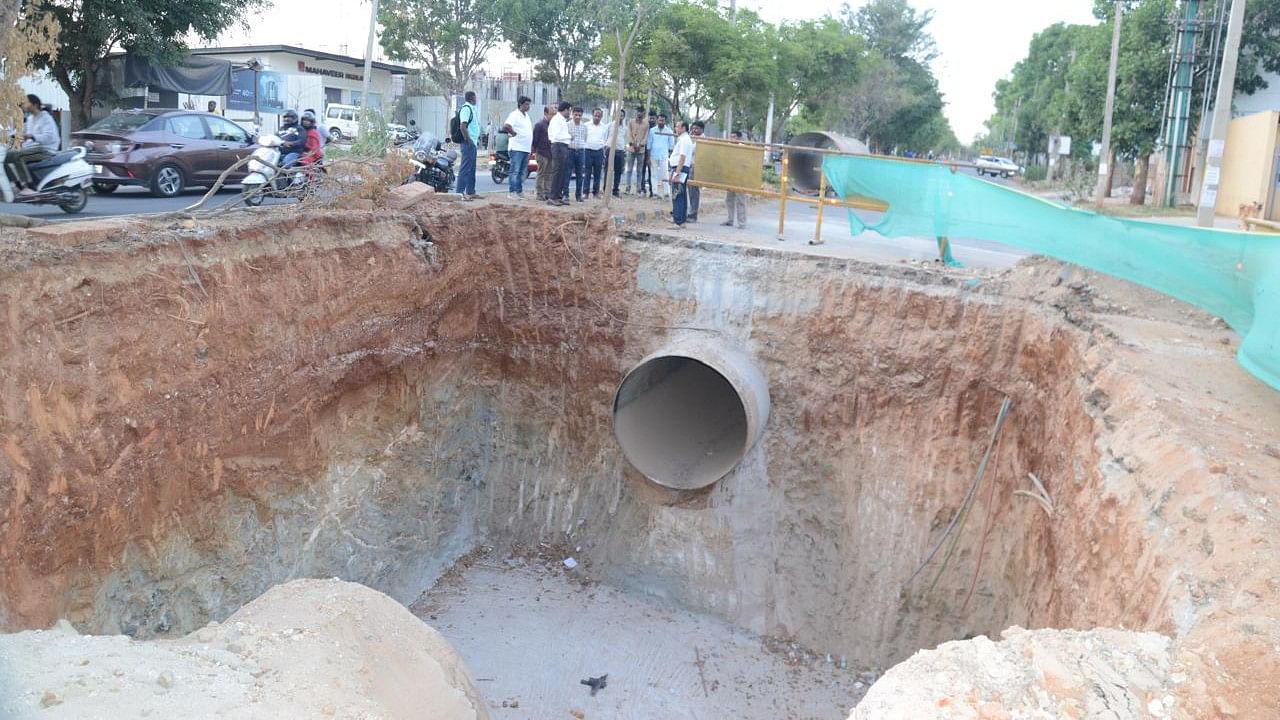 <div class="paragraphs"><p>The pit that was dug up near Kommaghatta Circle, southwest Bengaluru. </p></div>