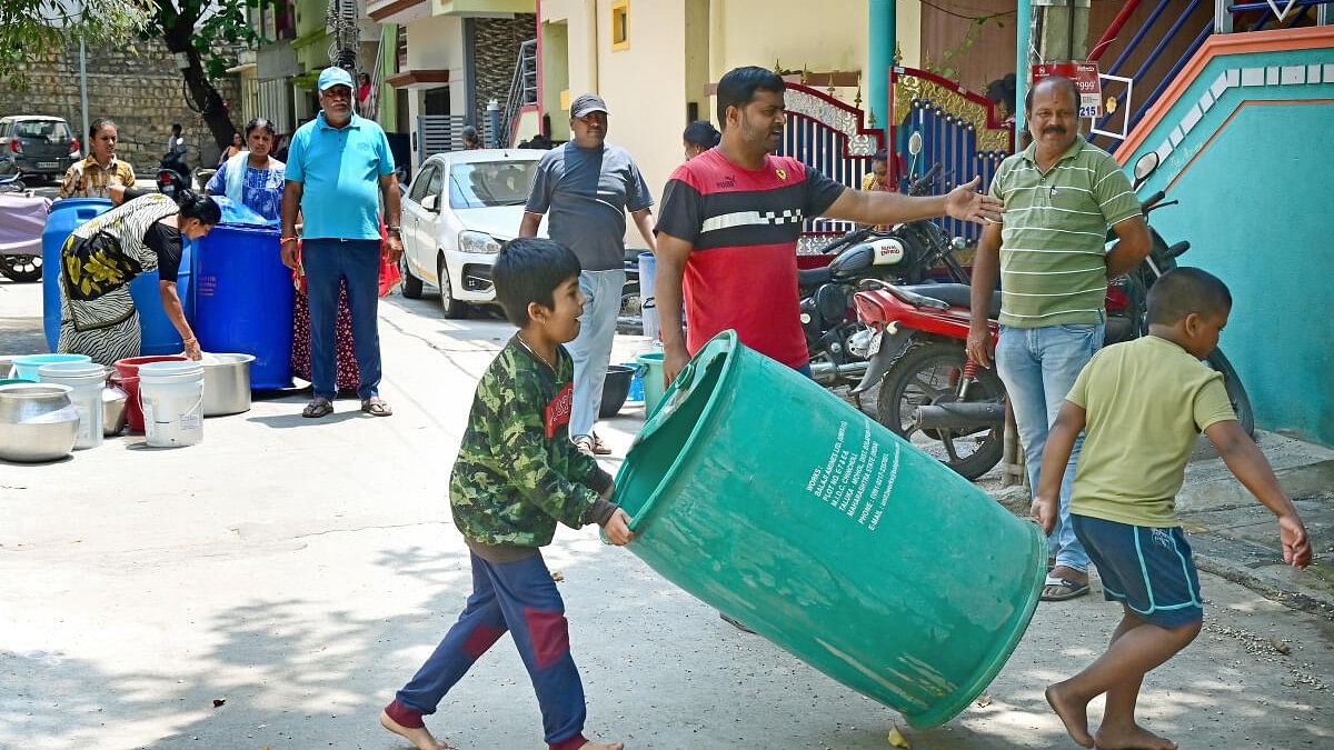 <div class="paragraphs"><p>Two children seen carrying a water drum amid the crisis in Bengaluru.</p></div>