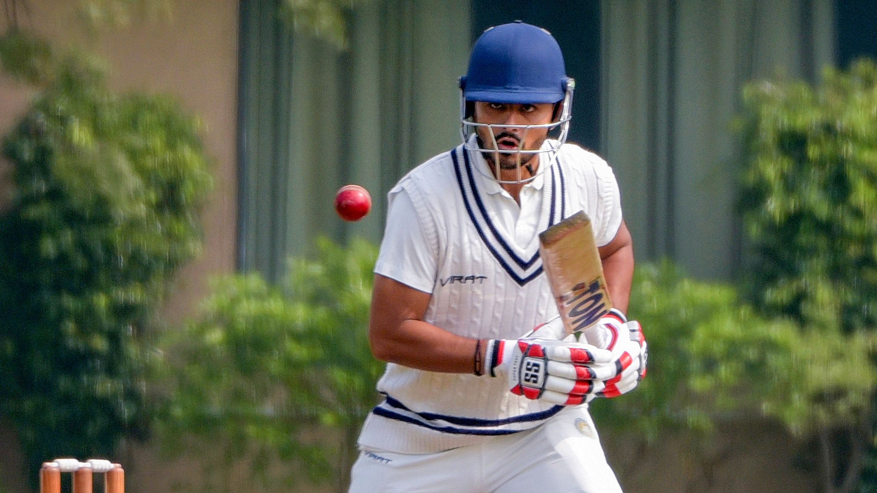 <div class="paragraphs"><p>Saurashtra batter Harvik Desai plays a shot in a Ranji Trophy match.</p></div>