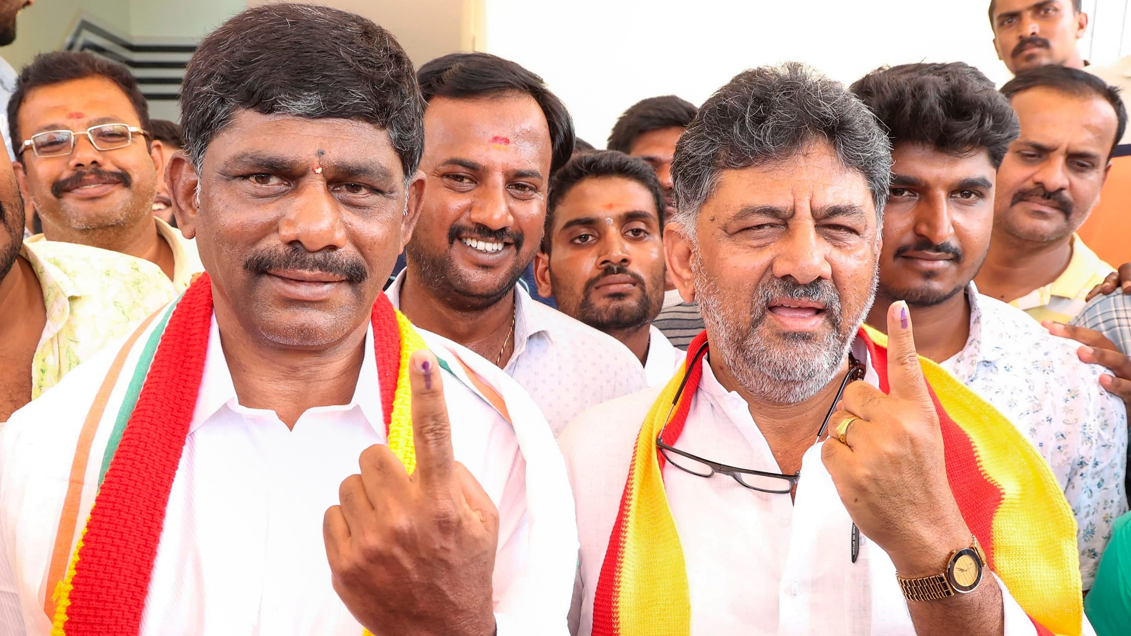 <div class="paragraphs"><p>Karnataka Dy CM D K Shivakumar and his brother D K Suresh show their fingers marked with indelible ink after casting their votes for the 2nd phase of Lok Sabha elections, in Kanakpura.</p></div>
