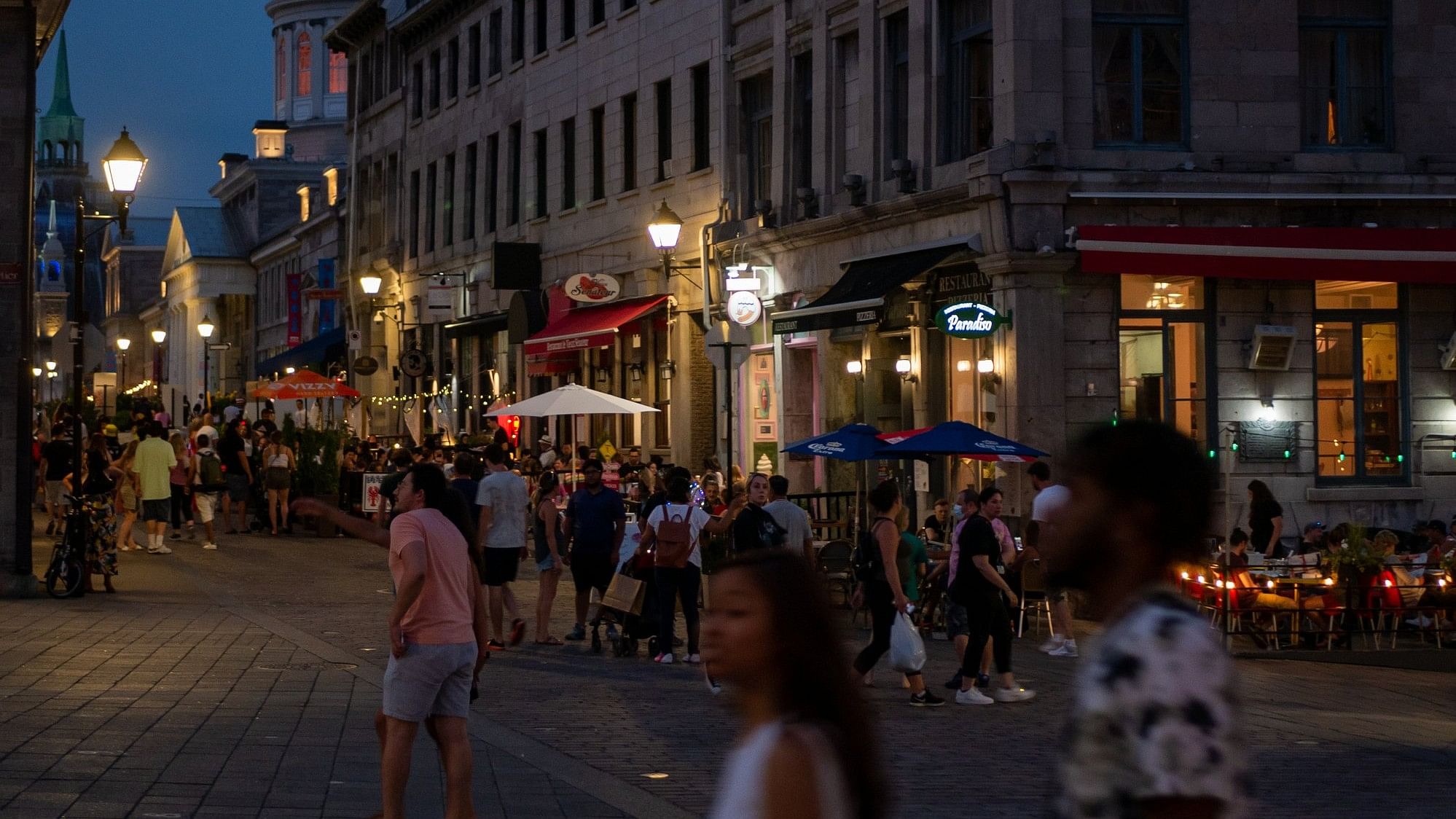 <div class="paragraphs"><p>People walking in the Old Port of Montreal and Bonsecours Market.</p></div>