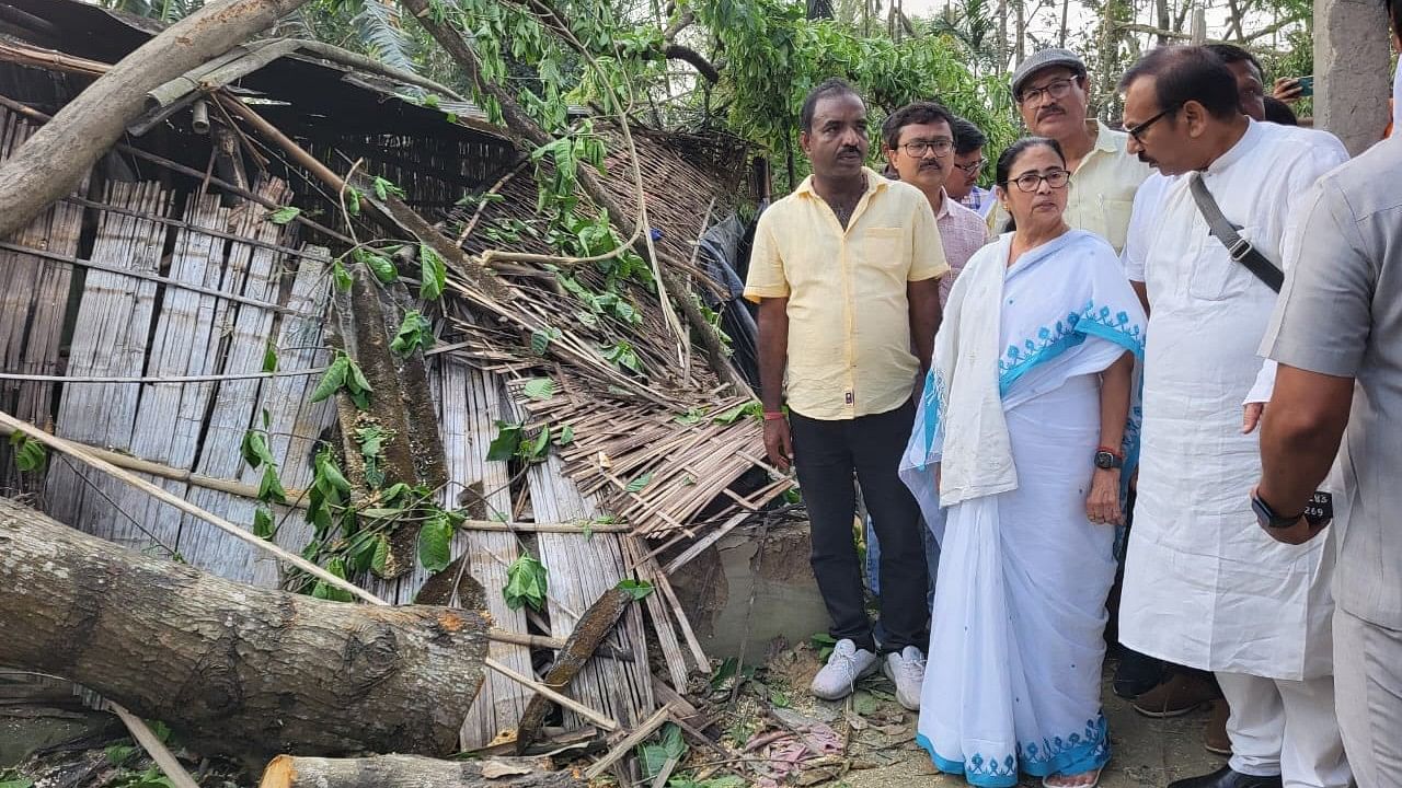 <div class="paragraphs"><p>West Bengal CM Mamata Banerjee visits storm hit areas.</p><p></p></div>
