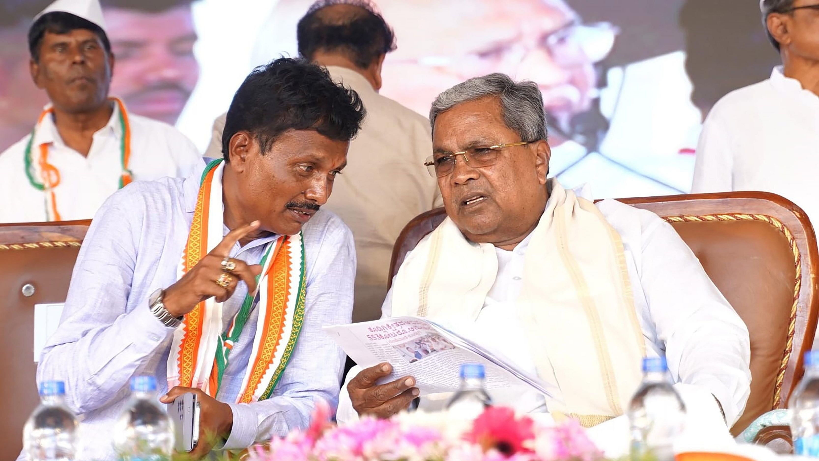 <div class="paragraphs"><p>Chief Minister Siddaramaiah and E Tukaram, the Congress candidate from Bellary Lok Sabha segment, at an election rally in Kudligi, Vijayanagar district, on Monday. </p></div>