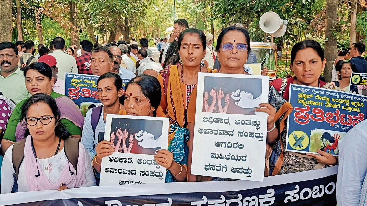 <div class="paragraphs"><p>The members of ‘Janapra Chaluvaliga Okkuta’ stage a protest demanding action against MP Prajwal Revanna, in Hassan on Monday. </p></div>