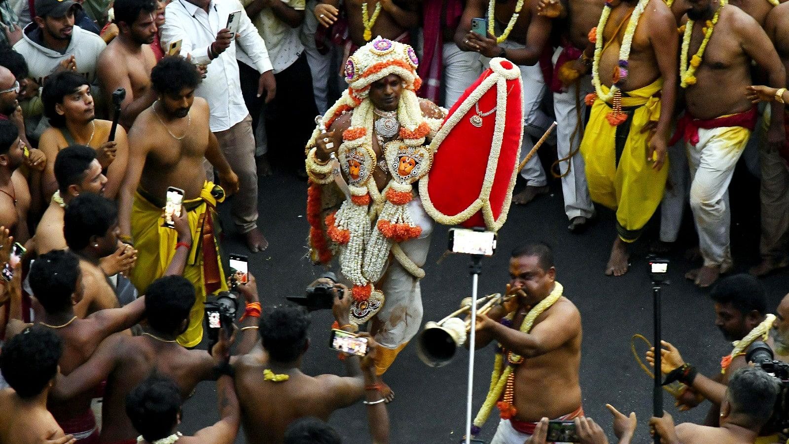 <div class="paragraphs"><p>The ‘Hasi Karaga’ procession on its way to the Dharmaraya Swamy temple in Thigalarpet on Monday</p></div>
