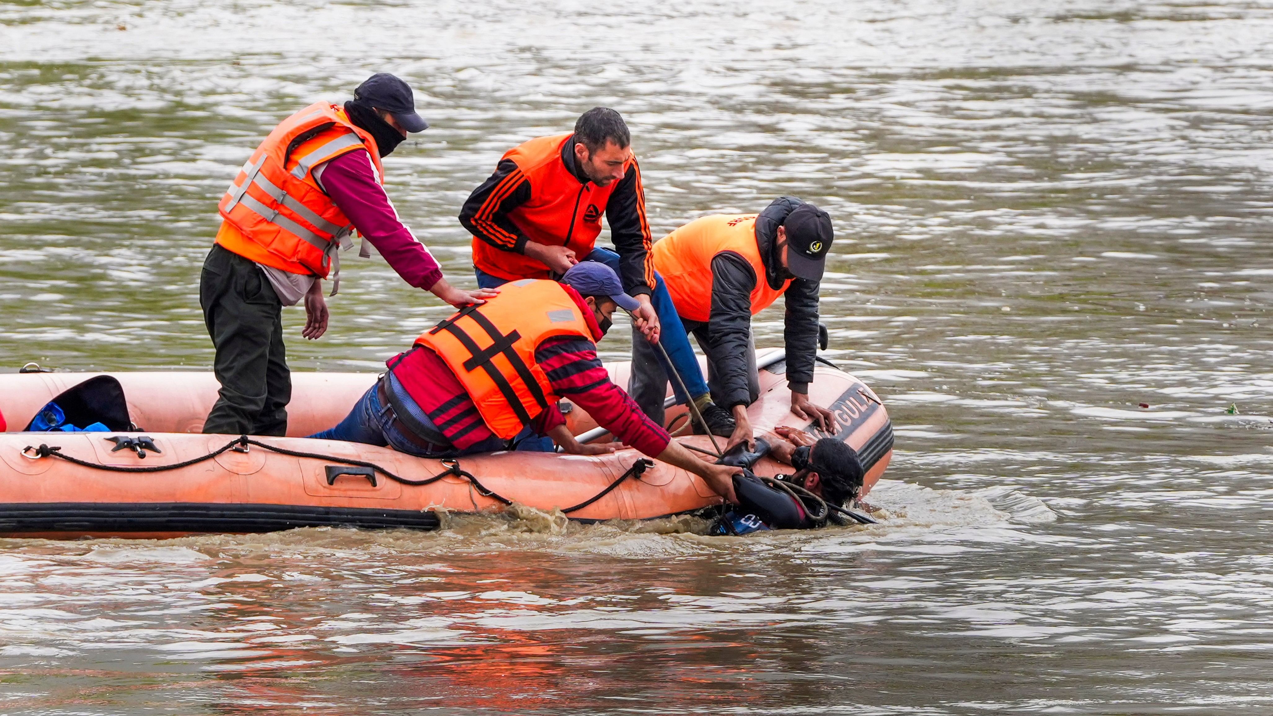 <div class="paragraphs"><p>Rescue operation underway after a boat capsized in the Jhelum river, on the outskirts of Srinagar, Tuesday, April 16, 2024. Atleast six people have died, according to officials. </p></div>