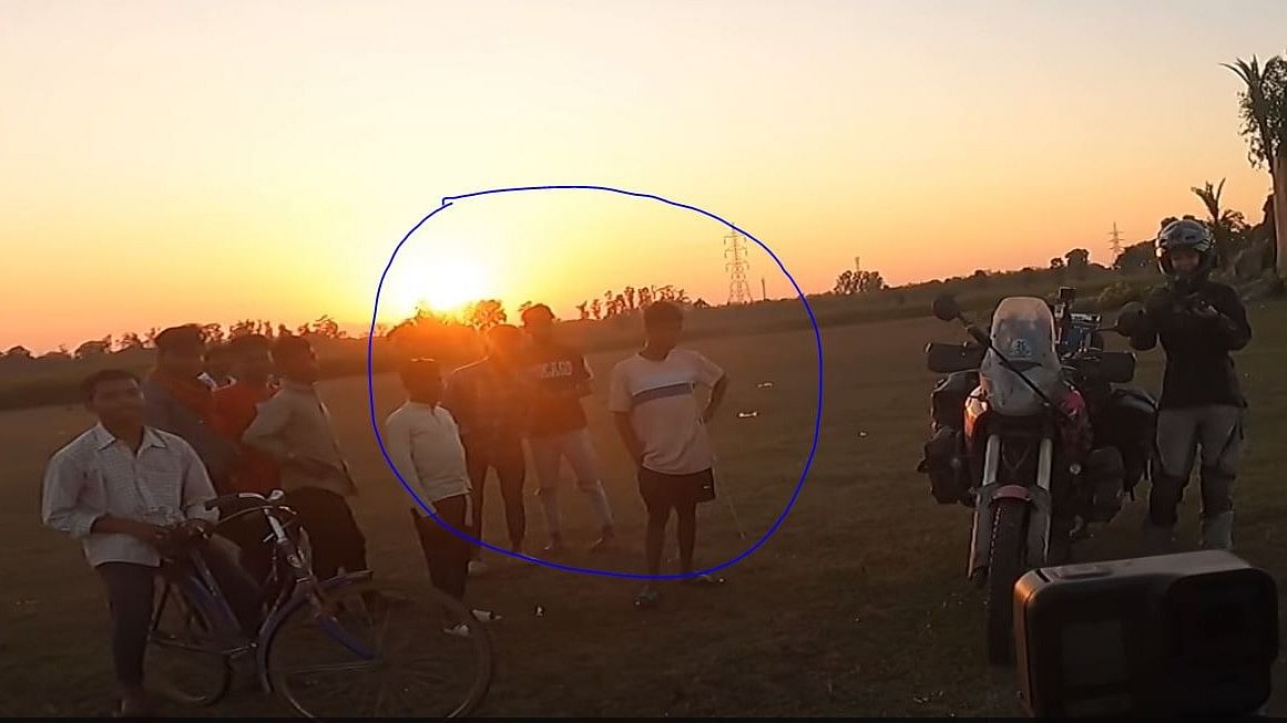 <div class="paragraphs"><p>Screengrab of the video posted by the Spanish-Brazilian couple. The blue circle shows the alleged perpetrators who assaulted Vicente and allegedly raped Fernanda on March 2, 2024, near Dumka in Jharkhand.</p></div>