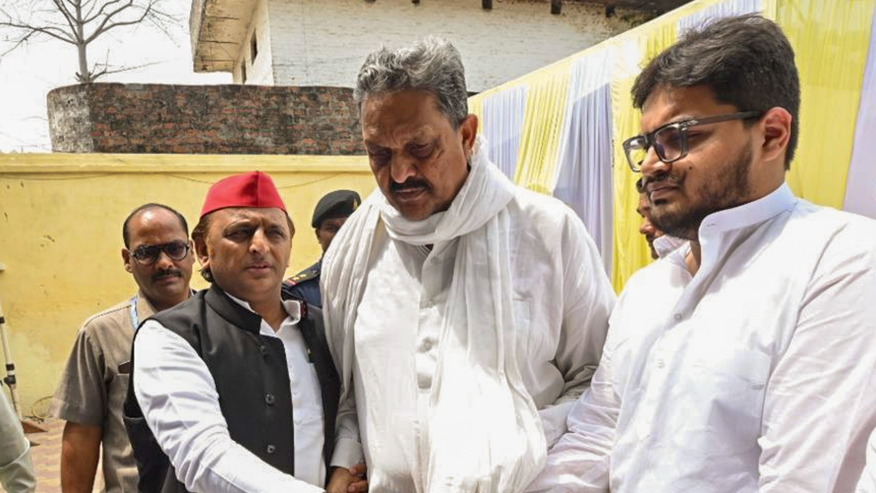 <div class="paragraphs"><p>Samajwadi Party chief Akhilesh Yadav meets family members of late gangster-turned-politician Mukhtar Ansari at the latter's residence, in Ghazipur, on Sunday</p></div>