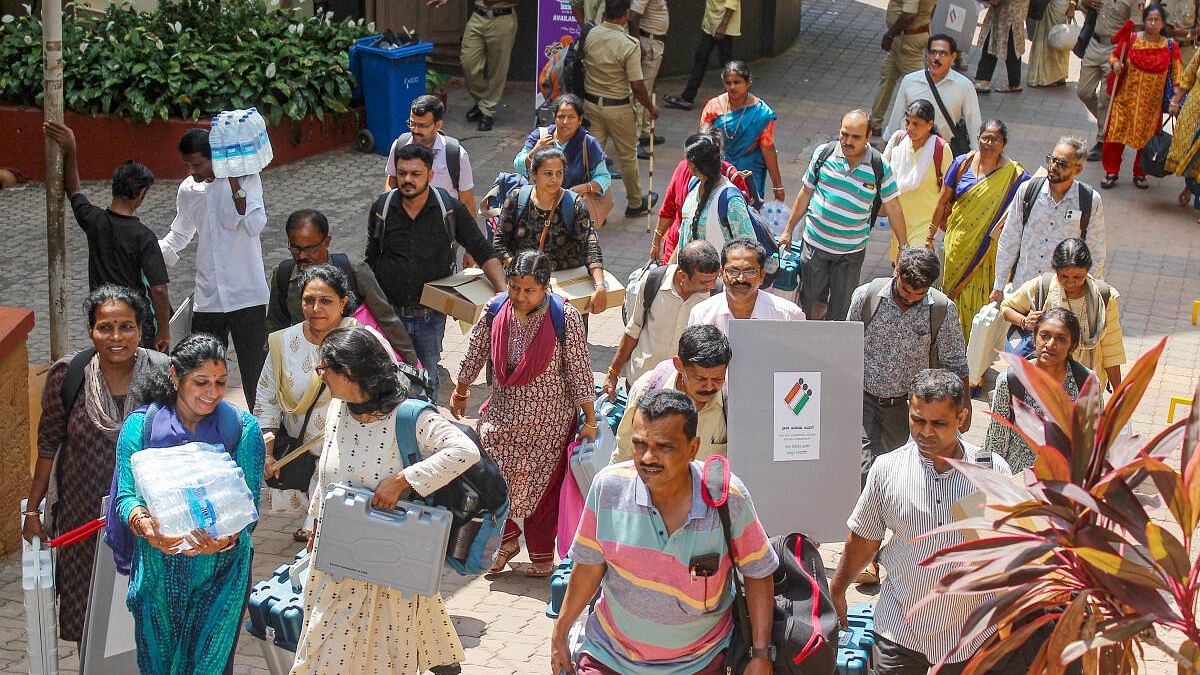 <div class="paragraphs"><p>Polling officials leave for election duty on the eve of the 2nd phase of Lok Sabha polls, in Mangaluru.</p></div>