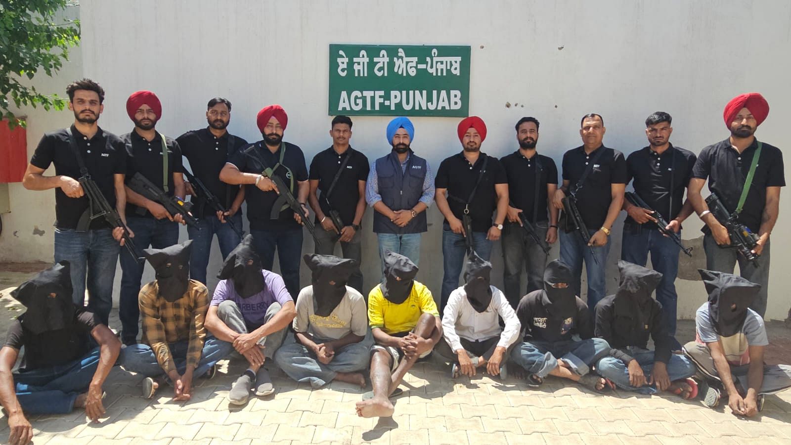 <div class="paragraphs"><p>Punjab cops pose with the arrested criminals.</p></div>