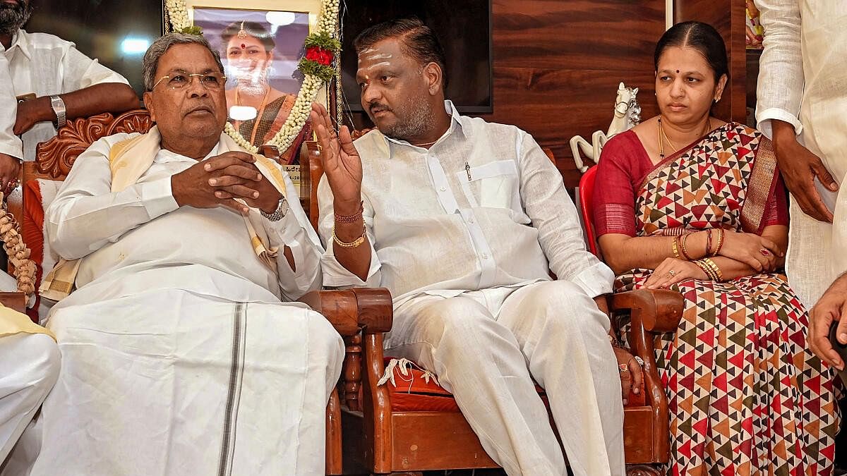 <div class="paragraphs"><p>Karnataka Chief Minister Siddaramaiah meets the family members of Neha Hiremath, who was stabbed to death on the campus of her college, at her residence, in Hubballi.</p></div>