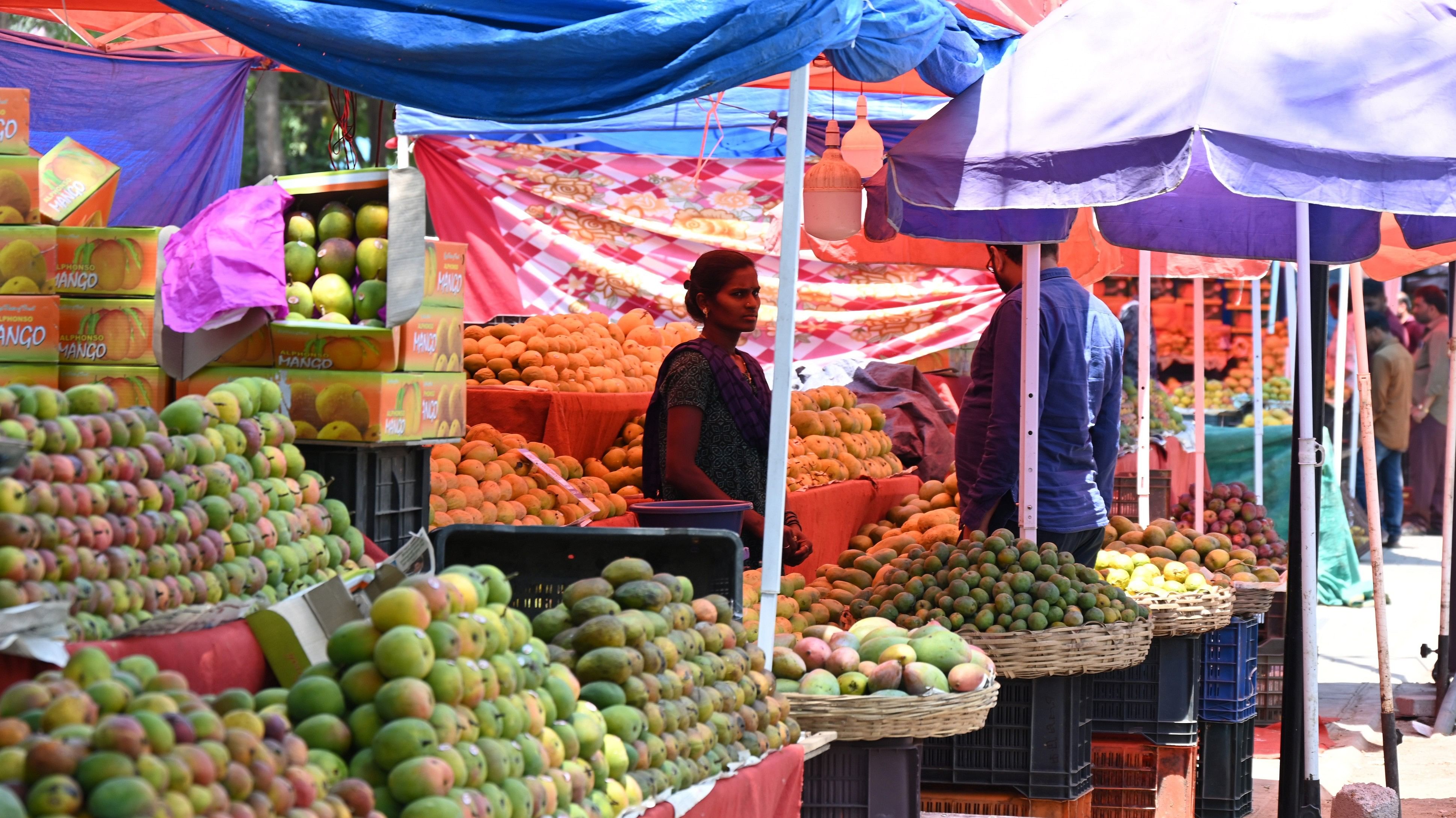 <div class="paragraphs"><p>Stalls selling mangoes on Jayamahal&nbsp;Road. </p></div>