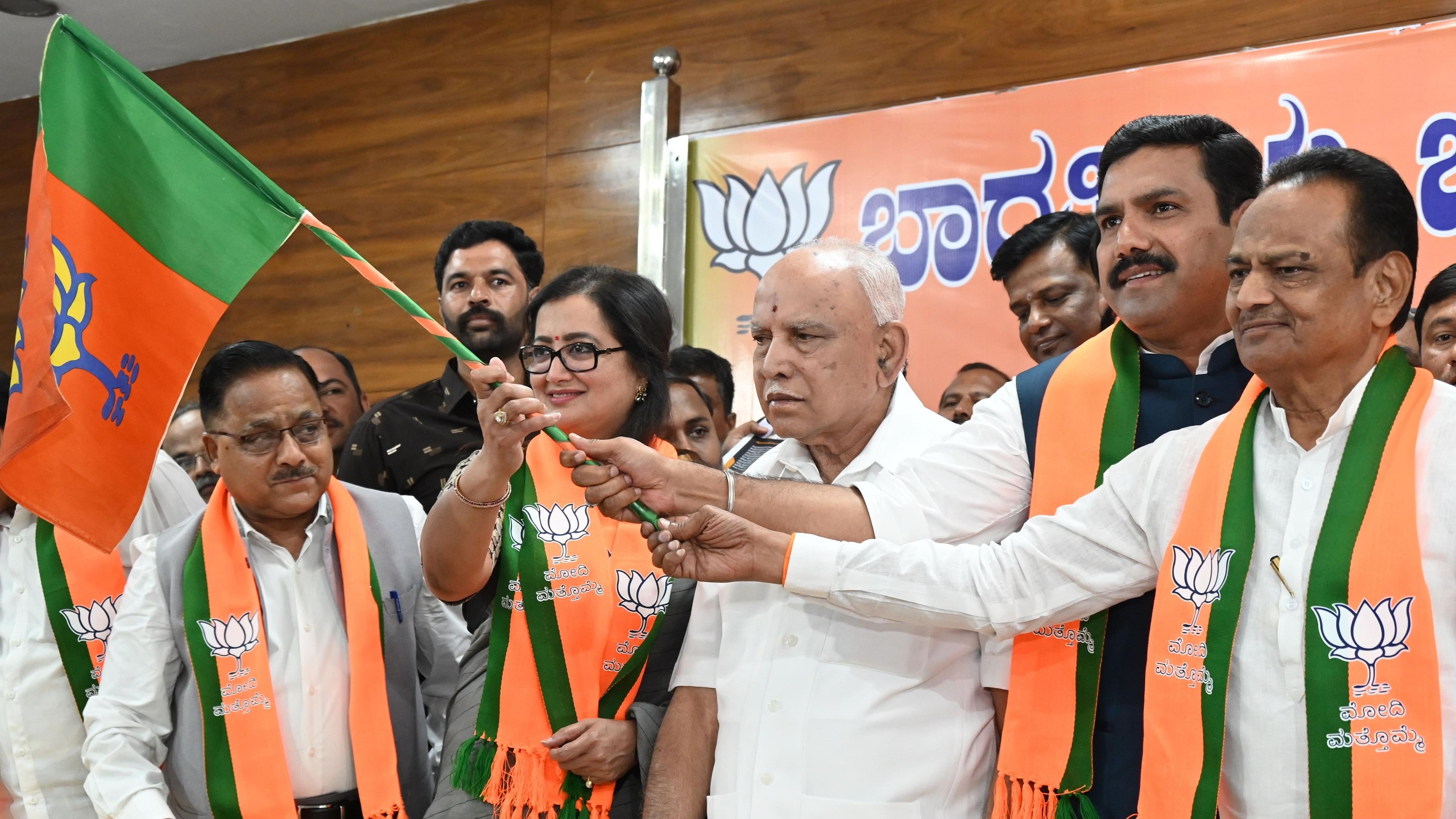 <div class="paragraphs"><p>Member of Parliament Sumalatha Ambareesh and Former Member of Parliament from Koppal Constituency S. Shivaramegowda (Extreme right) join BJP in the presence of State President B Y Vijayendra, Former Chief Ministers B S Yeddyurappa, D V Sadananda Gowda, State Election In-charge Radhamohandas Agrawal and Opposition leader R Ashok, at BJP State office in Bengaluru on Friday. </p></div>
