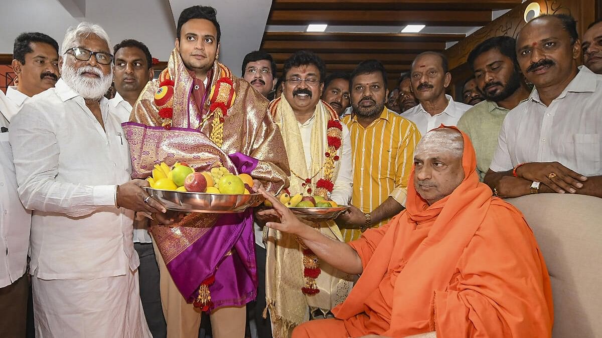 <div class="paragraphs"><p>In this file image, Yaduveer Wadiyar meets Shivarathri Deshikendra Swami of Suttur Mutt in Mysuru.</p></div>