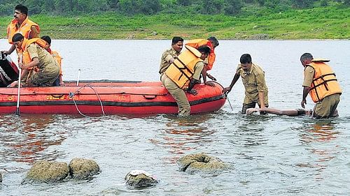 <div class="paragraphs"><p>Tragic end: Rescuers search for the bodies of four persons from Bangalore, who drowned in the backwaters of  Manchanabele dam near Magadi, on Monday. </p></div>