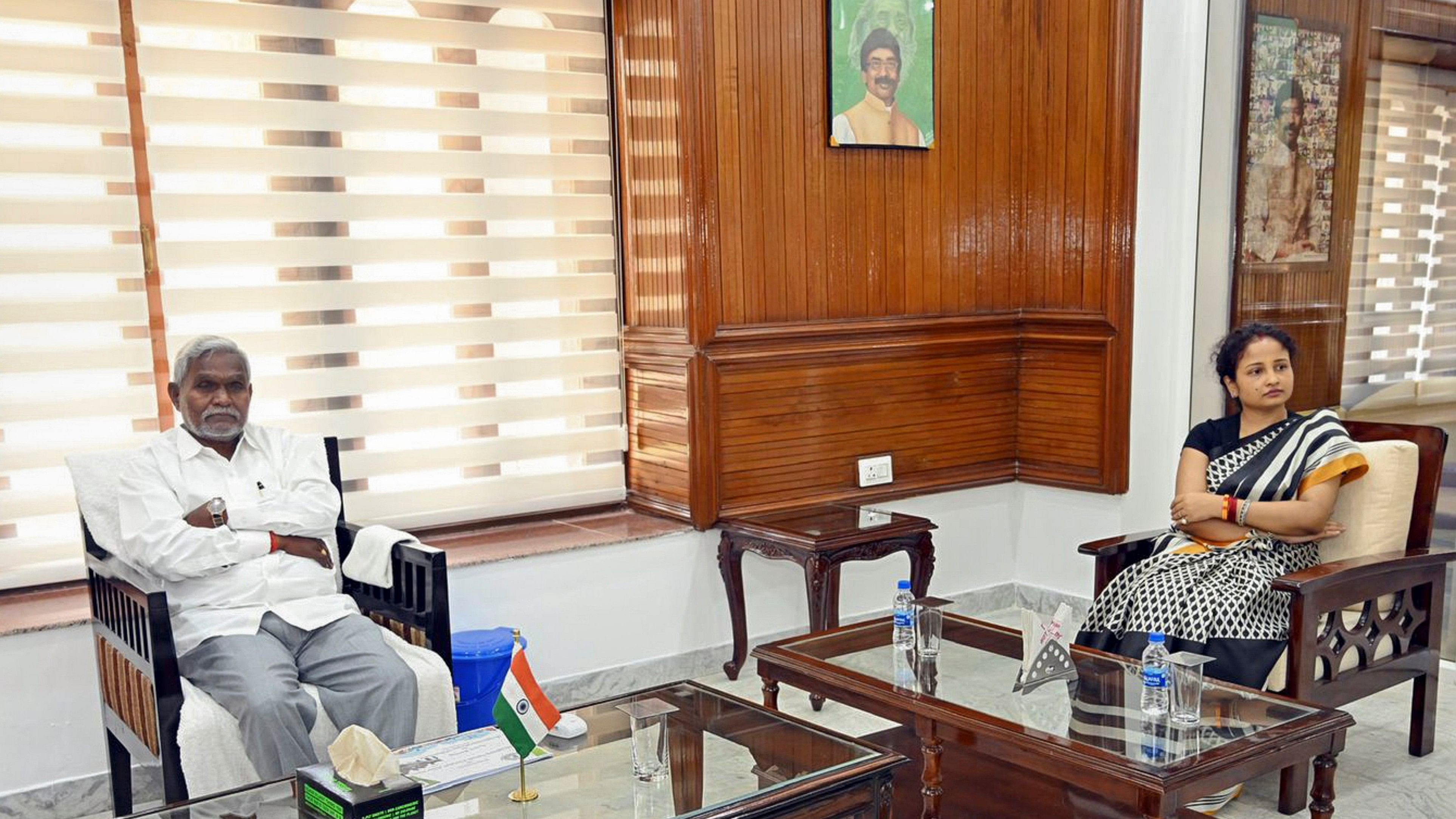 <div class="paragraphs"><p>Jharkhand Chief Minister Champai Soren with former Jharkhand CM Hemant Soren's wife Kalpana Soren during JMM legislators meeting ahead of Lok Sabha election, in Ranchi, Friday, April 5, 2024. </p></div>