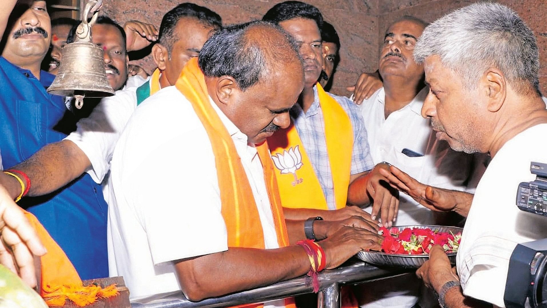 <div class="paragraphs"><p>JD(S)-BJP alliance candidate H D Kumaraswamy offers prayers at Anjaneya Swamy temple, in Keragodu village, Mandya, on Wednesday.</p></div>