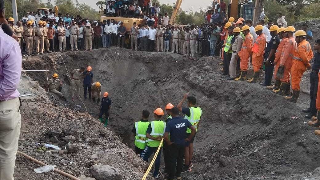 <div class="paragraphs"><p>NDRF, SDRF, Fire, and Police personnel at Indi taluk in Vijayapura where digging is underway to rescue the toddler who fell into a borewell on Wednesday.</p></div>