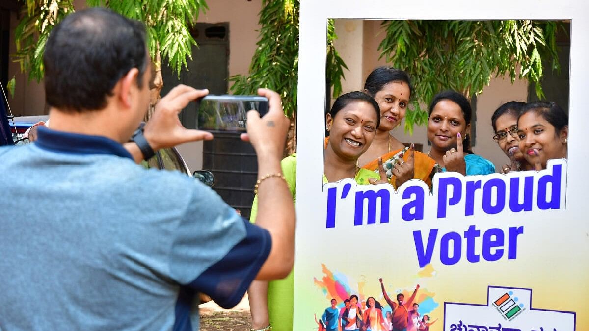 <div class="paragraphs"><p>Voters pose in Bengaluru.</p></div>