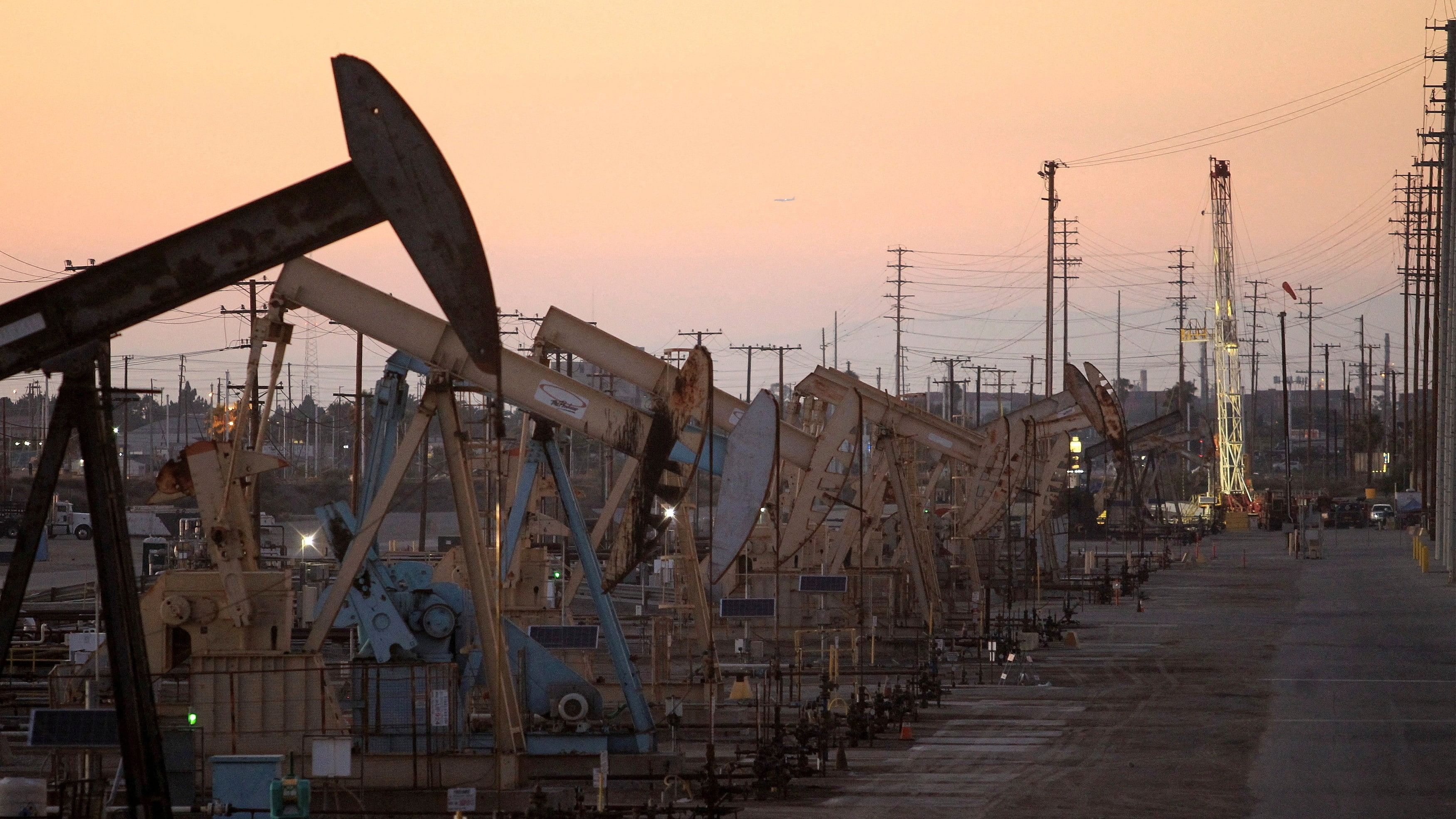 <div class="paragraphs"><p>Oil rig pumpjacks, also known as thirsty birds, extract crude from the Wilmington Field oil deposits area near Long Beach, California.</p></div>