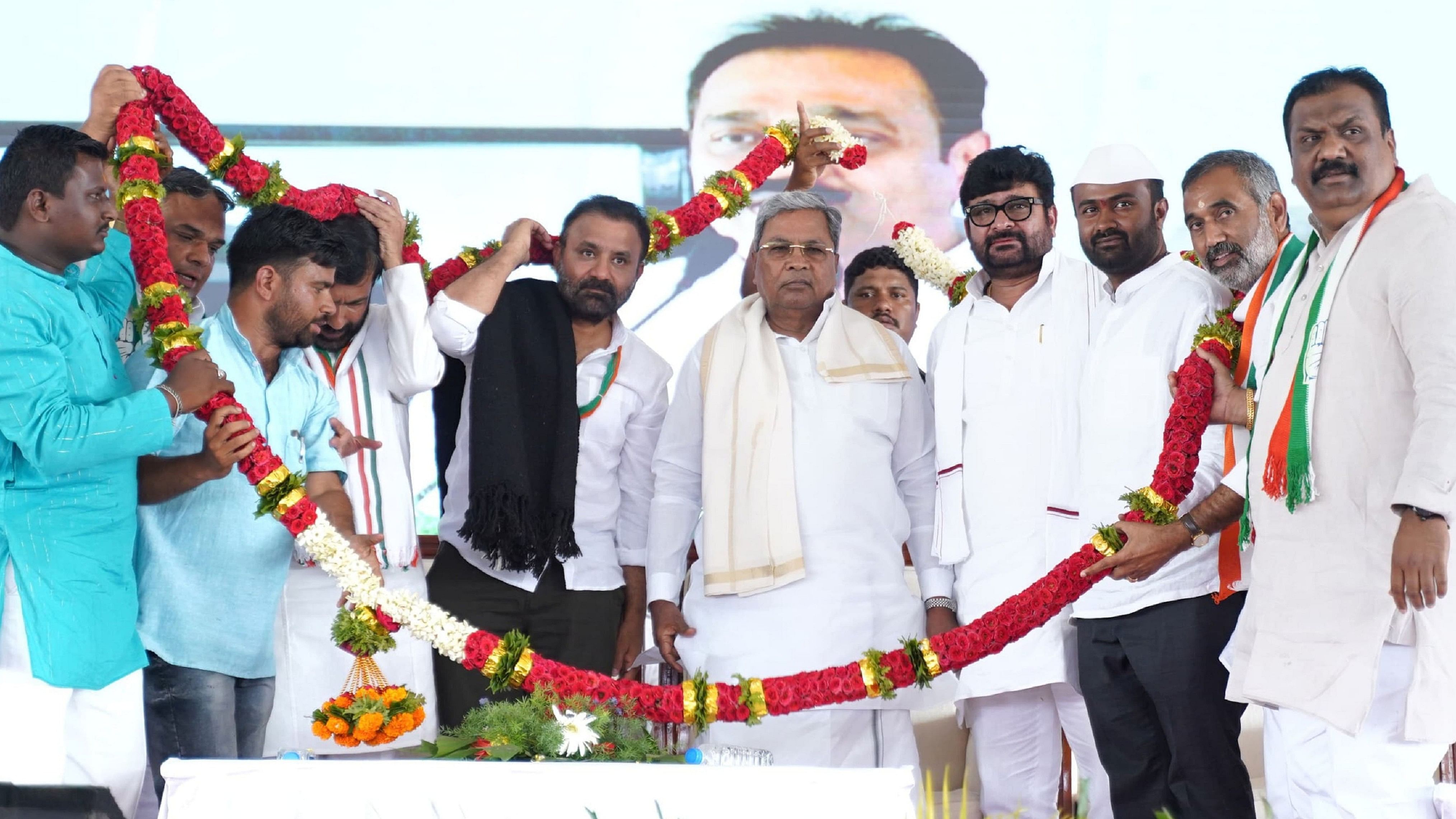 <div class="paragraphs"><p>Congress workers garland Chief Minister Siddaramaiah, Labour Minister Santosh Lad, government's chief whip in Council Saleem Ahmed, MLA Vinay Kulkarni and party candidate Vinod Asuti at an election campaign at Tadasa in Shiggaon taluk of Haveri district on Thursday. </p></div>