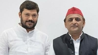 <div class="paragraphs"><p>SP's Neeraj Maurya (left) with party leader Akhilesh Yadav</p></div>