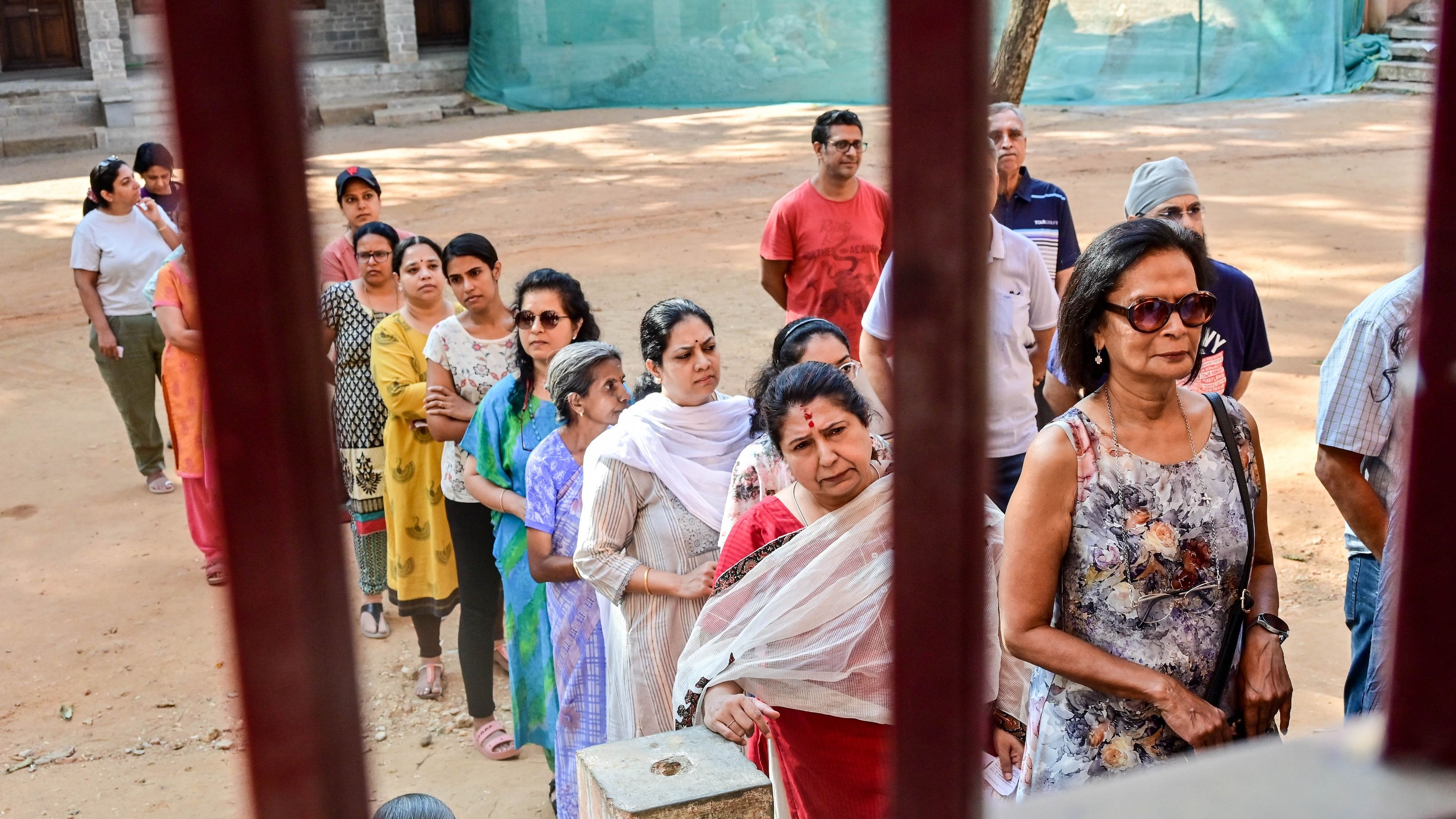 <div class="paragraphs"><p>Citizens queue up to vote at Bangalore Central Lok Sabha Constituency on Friday</p></div>
