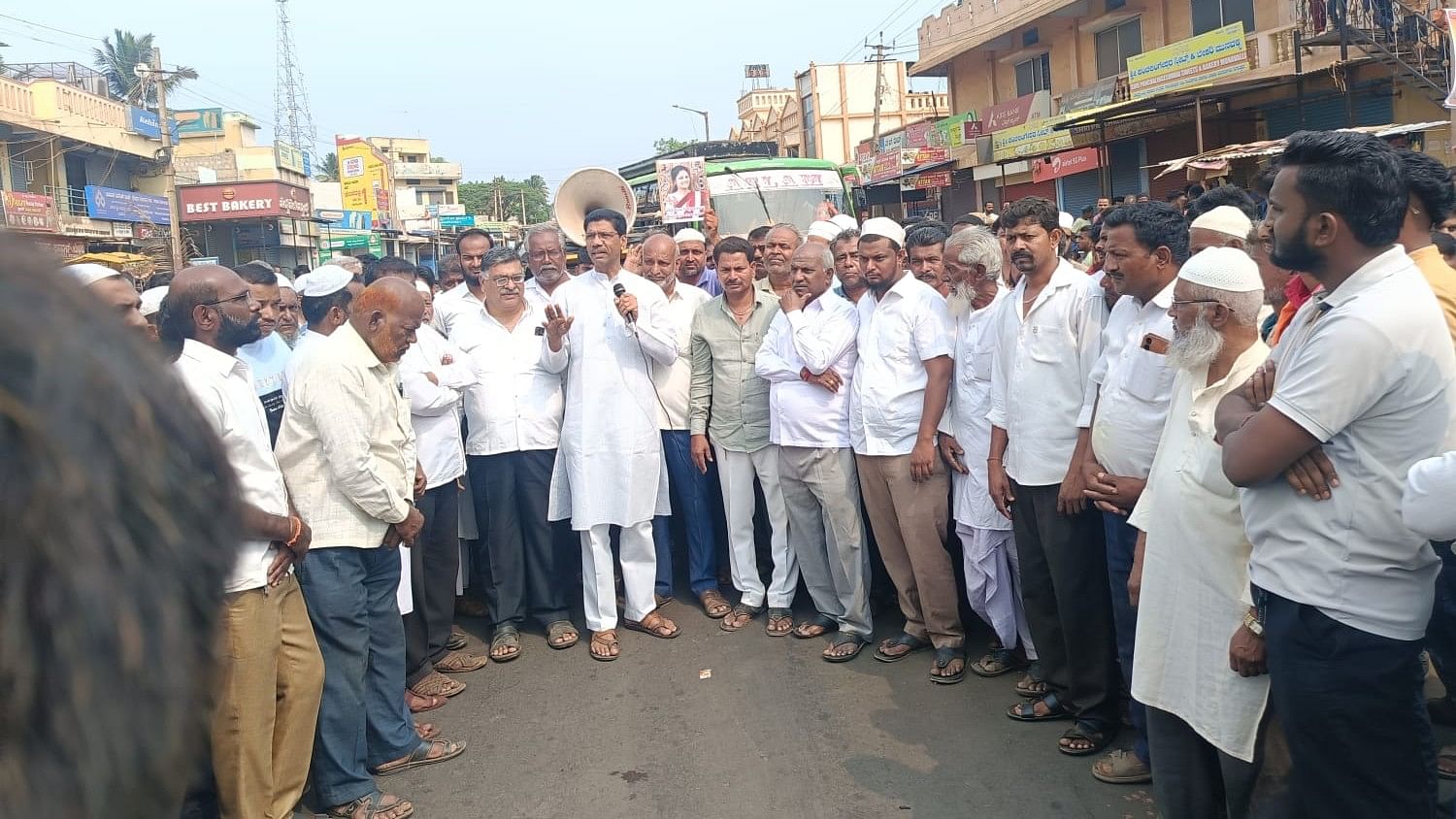 <div class="paragraphs"><p>Residents from Munavalli town in Savadatti taluk in Belagavi district staging protest on Friday demanding capital punishment for accused Khondunayak who stabbed and murdered his ex-classmate Neha Hiremath in Hubballi. </p></div>
