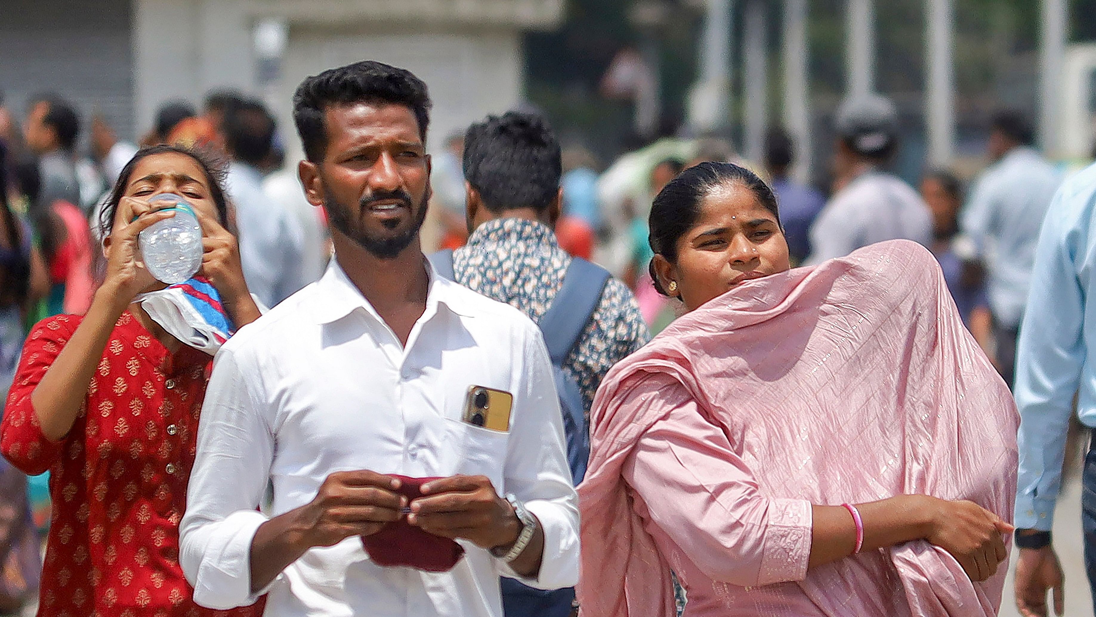 <div class="paragraphs"><p>A woman uses a scarf to protect her child from the scorching sun on a hot summer day, in Bengaluru.</p></div>