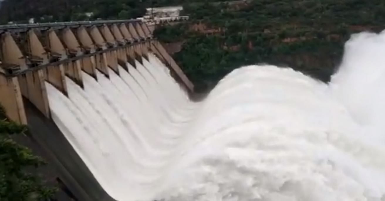 <div class="paragraphs"><p>Screengrab of a video showing water gushing out from the Srisailam dam.</p></div>