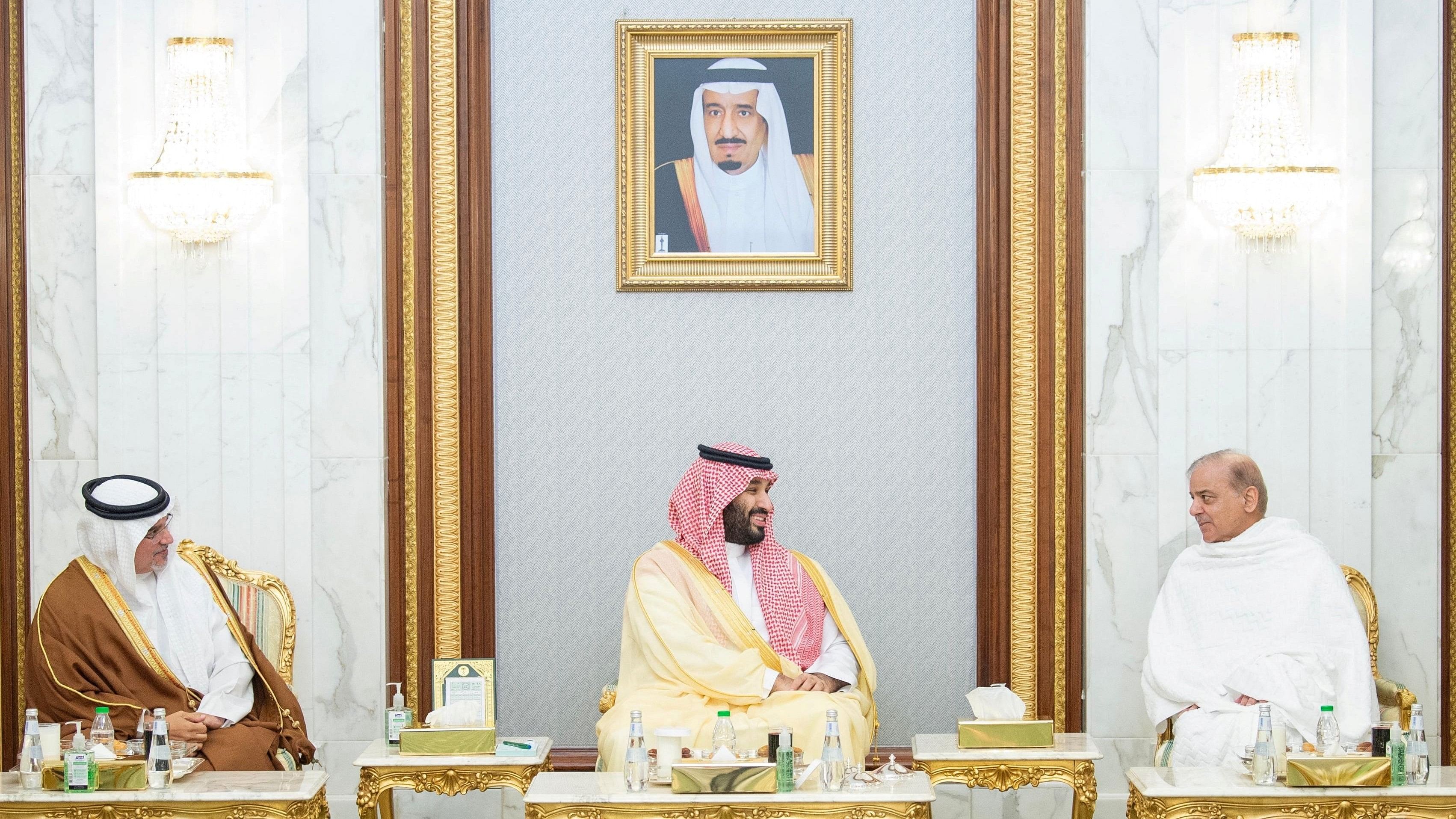 <div class="paragraphs"><p>Saudi Crown Prince Mohammed bin Salman meets Pakistan's Prime Minister Shehbaz Sharif and Bahrain's Crown Prince and Prime Minister Sheikh Salman bin Hamad al-Khalifa in his palace on the eve of 29th Ramadan.</p></div>