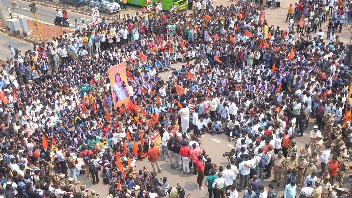 <div class="paragraphs"><p>Students stage protest in front of BVB Collage gate in Hubballi on Friday over the killing of Neha Hiremath. </p></div>