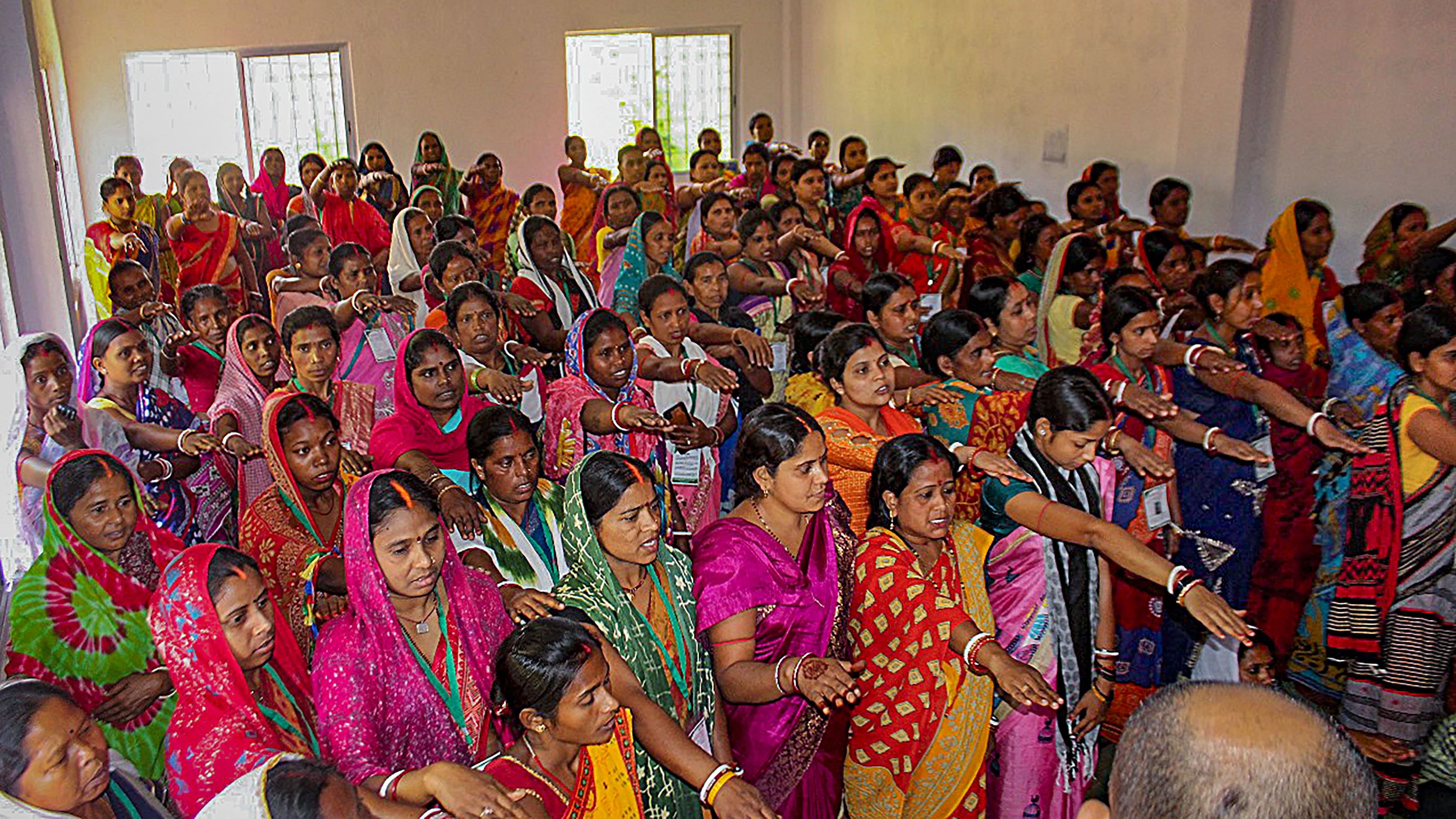 <div class="paragraphs"><p>Women take a pledge to vote during a parent teacher meeting (PTM) initiative by the district administration of Bokaro.</p></div>